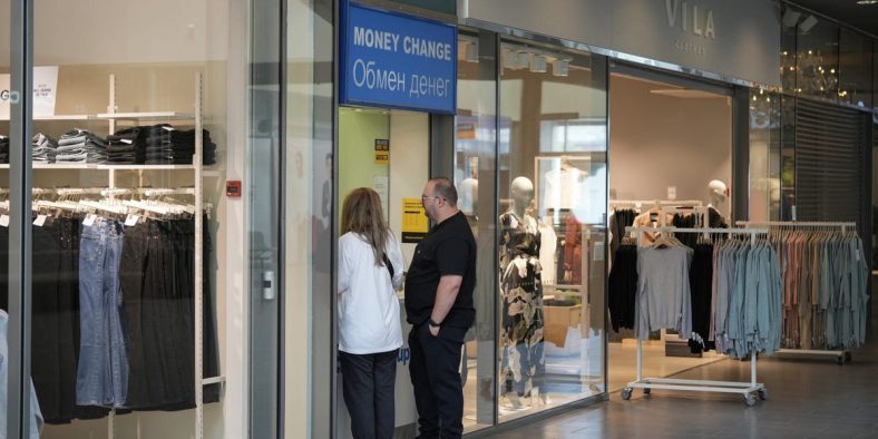 Russian Tourists Drive Across the Border to Finland Amid EU Flight Ban