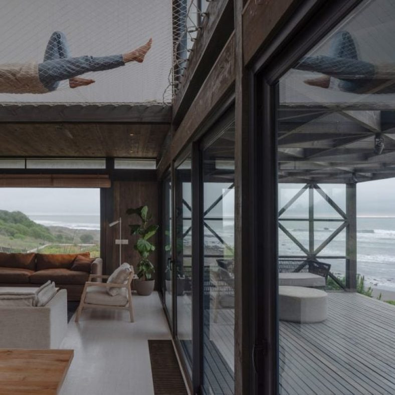 Ten homes with net floors for relaxation and play